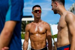 Cơ bắp siêu thực của Ronaldo