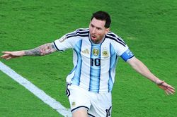 Argentina 1-0 Algeria: Messi tỏa s&aacute;ng