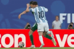 Tranh cãi Messi thoát thẻ đỏ