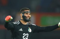 Chiếc mặt nạ trên mặt thủ môn Algeria