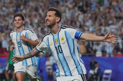 Messi gọi, Ronaldo liệu c&oacute; trả lời