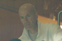 Biểu cảm bất lực của Zidane khi con trai thành 'nạn nhân' của Messi