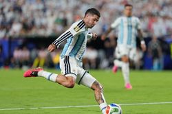 Người hùng thầm lặng sau cú hat-trick của Messi