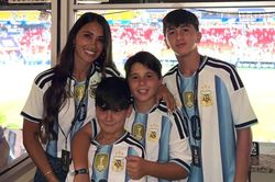 Vợ Messi ra sân chúc mừng chồng