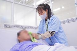 Có dấu hiệu đột quỵ, người đàn ông ở TP.HCM hành động tự cứu mình