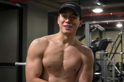 Chân dung 'thầy giáo trị học sinh hư' đang gây sốt toàn cầu