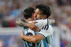 Trung vệ MU rực sáng không kém Messi