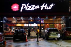 Ông chủ Pizza Hut bán chuỗi giá gần 3 tỷ USD