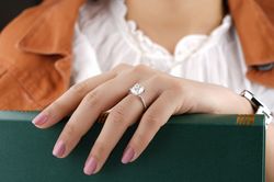 Tia UV là kẻ thù của đá quý màu