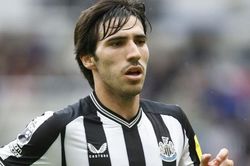 Tonali khuấy đảo chợ hè Premier League