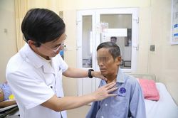 Hút thuốc lá nhiều năm, người bệnh gặp thách thức khi điều trị ung thư