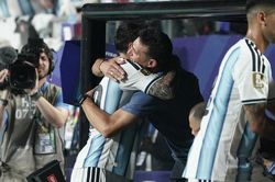HLV Scaloni 'cạn lời' với Messi