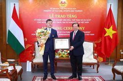 Trao tặng kỷ niệm chương 'Vì sự nghiệp Văn hóa, Thể thao và Du lịch' cho Đại sứ Hungary tại Việt Nam