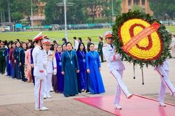 Đoàn đại biểu dự Đại hội Phụ nữ toàn quốc lần thứ XIV vào Lăng viếng Chủ tịch Hồ Chí Minh