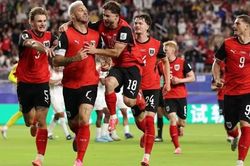 Áo vượt qua Jordan trong ngày ra quân, tạm bám đuổi Argentina tại bảng J