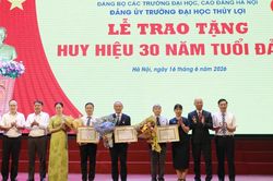 Trao tặng Huy hiệu 30 năm tuổi Đảng cho các đảng viên của Trường đại học Thủy lợi