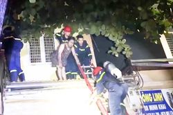 [Video] Kịp thời giải cứu 3 người mắc kẹt trong vụ cháy nhà tại Thanh Hóa
