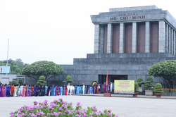 Đoàn đại biểu dự Đại hội đại biểu Phụ nữ toàn quốc lần thứ XIV vào Lăng viếng Chủ tịch Hồ Chí Minh