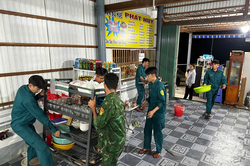 Cà Mau: Lực lượng vũ trang xã Đất Mũi xuyên đêm di dời tài sản giúp dân