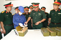 Thiếu tướng Huỳnh Tấn Hùng kiểm tra Tiểu đoàn 410 và Kho K856