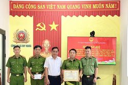 Khen thưởng Công an xã Duy Nghĩa vì thành tích xuất sắc trong phòng, chống ma túy