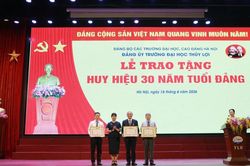 Trường Đại học Thủy lợi tổ chức Lễ trao tặng Huy hiệu 30 năm tuổi Đảng cho 3 đảng viên thuộc Đảng bộ Nhà trường