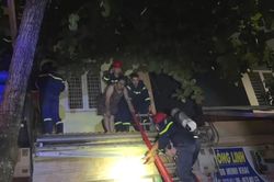 Kịp thời giải cứu 3 người mắc kẹt trong ng&ocirc;i nh&agrave; đang ch&aacute;y