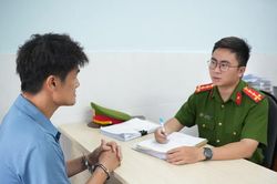 Bắt khẩn cấp 4 đối tượng mang hung khí đến nhà dân đe dọa