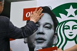 [VIDEO] Starbucks Hàn Quốc yêu cầu nhân viên học lịch sử sau chiến dịch gây tranh cãi
