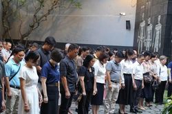 Ngòi bút giữa ngục tù và lửa đạn