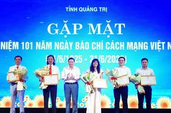 Phóng viên Báo Giáo dục và Thời đại nhận Bằng khen của UBND tỉnh Quảng Trị