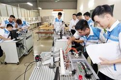 Sau THCS, học sinh có thể vào trường trung học nghề để vừa học văn hóa vừa học nghề