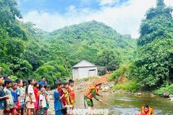 Đoàn viên, công an xuống suối dạy trẻ tập bơi