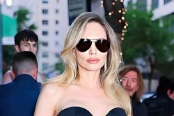 Angelina Jolie giữa lúc 5 người con bỏ họ Brad Pitt