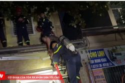 Giải cứu 3 người mắc kẹt trong đám cháy