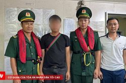 Bàn giao đối tượng trốn truy nã trên tàu biển cho công an