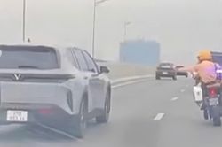 Nhận đề nghị từ người đàn ông lái ô tô, tổ CSGT ở Hà Nội quyết định hành động khẩn