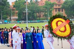 Đoàn đại biểu dự Đại hội Phụ nữ toàn quốc lần thứ XIV vào Lăng viếng Chủ tịch Hồ Chí Minh