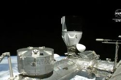Tàu SpaceX Dragon mang theo khối lượng lớn mẫu nghiên cứu trở về Trái Đất