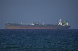 Tàu chở dầu Iran đầu tiên rời eo biển Hormuz, giá dầu tiếp tục giảm sau mốc thấp nhất 3 tháng