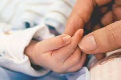 Con nhỏ tử vong bất thường, người mẹ bị bắt