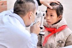 Nguy cơ tăng bệnh lý cận thị vào dịp hè của trẻ nhỏ
