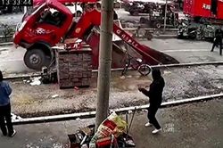 Mặt đường sụp xuống, xe tải đang chạy bị hố tử thần 'nuốt chửng'