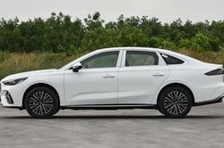 Xe sedan hạng D động cơ hybrid, tiêu thụ 3,83 lít xăng/100 km, giá hơn 340 triệu đồng