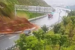 Thót tim khoảnh khắc đất đá đổ ập xuống cao tốc, tài xế tăng tốc thoát nạn trong gang tấc