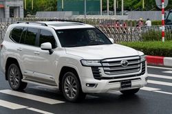 Toyota Land Cruiser giá hơn 4 tỷ đồng vẫn bán tốt tại Việt Nam