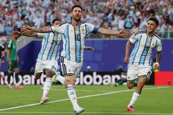 Messi lập hat-trick, c&acirc;n bằng kỷ lục World Cup của Klose