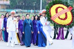 Đoàn Đại biểu dự Đại hội Phụ nữ toàn quốc lần thứ XIV vào Lăng viếng Chủ tịch Hồ Chí Minh