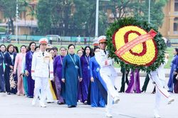 Đoàn Đại biểu dự Đại hội Phụ nữ toàn quốc lần thứ XIV vào Lăng viếng Chủ tịch Hồ Chí Minh