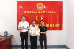 Trao giấy chứng nhận kết hôn tại trụ sở: Cách làm mới ở xã Thiên Phủ